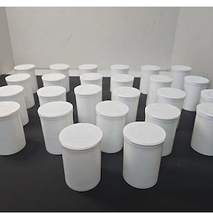 30 dram flessen met pop-top – lege witte plastic bakjes – kindveilig – bulkverpakking en opslagruimte: 25, 30, 50 of 100 stuks. Aan jou de keuze