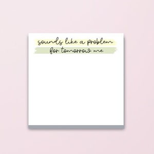 Könnte beinhalten: Ein weißer Haftnotiz mit dem Text "sounds like a problem for tomorrow me" in gelber Kursivschrift. Der Text ist mit einem gelben und grünen Streifen hervorgehoben.