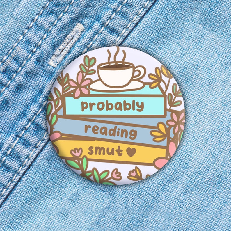 Wahrscheinlich Reading Smut Button 1,5", Spicy Bücher Magnet, Smut Reader Geschenk, Romanze Buch Pin, Spicy Book Reader, ist das Smut?, Leseliebhaber Bild 1
