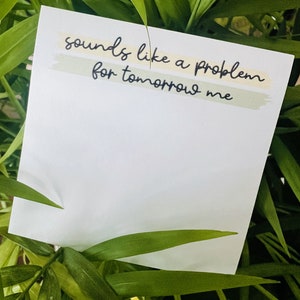 K&ouml;nnte beinhalten: Eine wei&szlig;e Notiz mit dem Text "sounds like a problem for tomorrow me", geschrieben mit schwarzer Tinte. Der Text ist mit einem gelben und gr&uuml;nen Aquarellstreifen hervorgehoben.