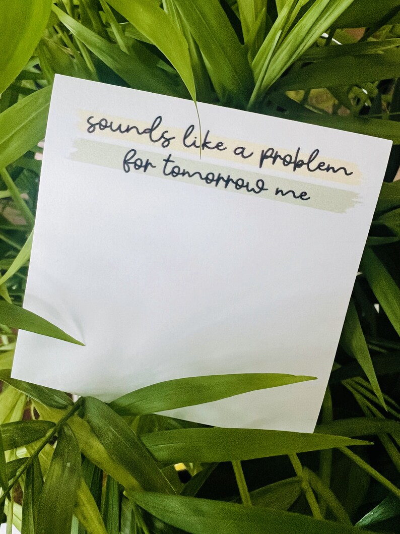 K&ouml;nnte beinhalten: Eine wei&szlig;e Notiz mit dem Text "sounds like a problem for tomorrow me", geschrieben mit schwarzer Tinte. Der Text ist mit einem gelben und gr&uuml;nen Aquarellstreifen hervorgehoben.