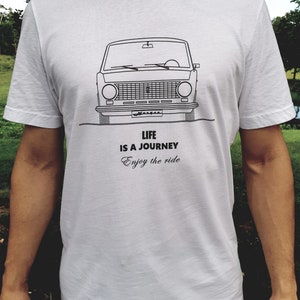 Puede incluir: Camiseta blanca con un dibujo en línea negra de un coche vintage y el texto "Life is a journey, Enjoy the ride".