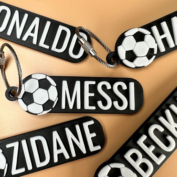 Porte-clés de football personnalisé | Etiquettes pour sac à dos, Porte-clés imprimés en 3D, Plaques nominatives pour enfants, Porte-clés de sport, Pendentifs