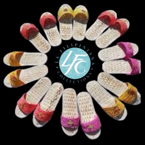 Può includere: Una collezione di 15 paia di pantofole intrecciate in vari colori, tra cui rosa, giallo e rosso. Le pantofole sono disposte in cerchio attorno a un logo che recita "La Filipina Collections".