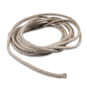 Puede incluir: Un rollo de cuerda o cordel de color natural, perfecto para manualidades, envolver o decorar.