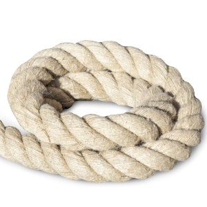 Puede incluir: Una cuerda gruesa de fibra natural enrollada en un círculo. La cuerda está hecha de un material natural, como el yute o el cáñamo, y tiene una superficie rugosa y texturizada.