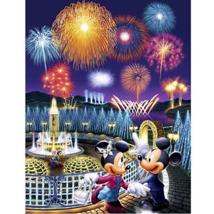 Puede incluir: Una colorida ilustración que muestra a Mickey y Minnie Mouse frente a una fuente brillante y árboles iluminados. Sobre ellos, un vibrante cielo nocturno está lleno de fuegos artificiales brillantes y coloridos en tonos oro, azul y rosa.