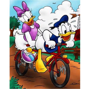 Könnte beinhalten: Eine farbenfrohe Cartoon-Illustration, die Daisy Duck und Donald Duck zeigt, wie sie gemeinsam auf einem roten Fahrrad auf einem Feldweg fahren. Daisy trägt ein lila Kleid mit Schleife, während Donald ein blaues Hemd und eine Mütze trägt.