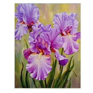 Può includere: Un dipinto di fiori di iris viola con foglie verdi. I fiori sono a fuoco e lo sfondo è sfocato.