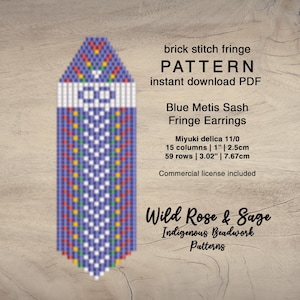 Op de afbeelding: Een digitaal patroon voor Blue Metis Sash Fringe oorbellen. Het ontwerp heeft een baksteensteekpatroon in tinten blauw, wit, geel en rood. Het patroon bevat 15 kolommen, 2,5 cm breed en 7,67 cm lang. De tekst op de afbeelding zegt "Wild Rose & Sage Indigenous Beadwork Patterns."
