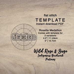 Puede incluir: Una plantilla de punto plano para un medallón de roseta con la palabra Skoden en una cuadrícula circular. El texto incluye Instant download PDF, Rosette Medallion, 2 variations, 11.43cm, 12.7cm y Wild Rose & Sage Indigenous Beadwork Patterns.