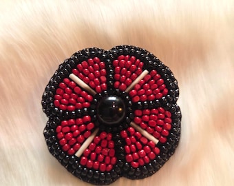 Broche de amapola para honrar a los veteranos en el Día de la Memoria, cuentas rojas de Charlotte, púas de puercoespín / Tienda de propiedad indígena / Broche de solapa de amapola