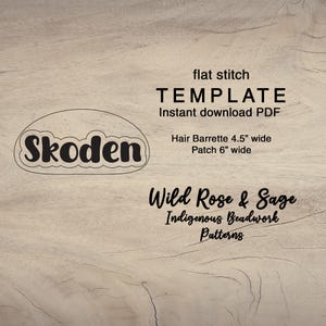 Może przedstawiać: Czarno-biały szablon na spinkę do włosów lub łatkę z napisem "Skoden" na zakrzywionym banerze. Szablon jest przeznaczony do płaskiego haftu koralikami i ma 4,5 cala szerokości dla spinki do włosów i 6 cali szerokości dla łatki. Szablon pochodzi od Wild Rose & Sage Indigenous Beadwork Patterns.
