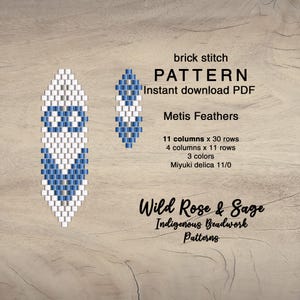 Könnte beinhalten: Ein digitales Muster für Perlenarbeiten mit Metis-Feder-Designs in Weiß, Silber und Blau. Der Text lautet "brick stitch PATTERN Instant download PDF" und "Wild Rose & Sage Indigenous Beadwork Patterns."