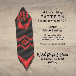 Può includere: Un modello di orecchini a frange a punto mattone neri e rossi. Il modello include il testo "brick stitch fringe PATTERN instant download PDF" e "MMIW Fringe Earrings". Il modello è largo 2,55 cm e lungo 9,62 cm.