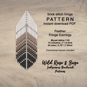 Puede incluir: Un patrón digital para pendientes de flecos de plumas. El diseño presenta una forma de pluma con cuentas en tonos de blanco, marrón y negro. El patrón incluye instrucciones para cuentas Miyuki delica 11/0, 15 columnas, 2,5 cm de ancho y 7,02 cm de largo.