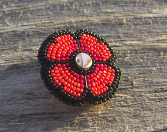 Broche de amapola con cuentas rojas para el Día del Recuerdo, regalo de flores para el Día de los Veteranos con cuentas Charlotte que brillan y atrapan la luz en el centro de abulón.