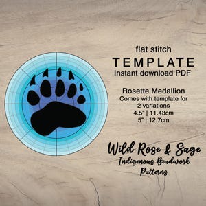 Puede incluir: Una plantilla de puntada plana para un medallón de roseta con un diseño de pata de oso. El diseño es en tonos azules y negros, con el texto "TEMPLATE" y "Instant download PDF". Incluye plantillas para diseños de 11,43 cm y 12,7 cm.
