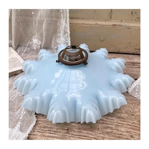 Pantalla de lámpara antigua francesa de cristal opalino azul lechoso, lámpara colgante victoriana