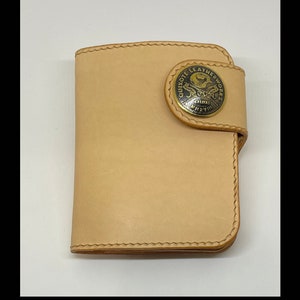 Cartera mediana con cierre vertical a presión: cierre a presión de latón