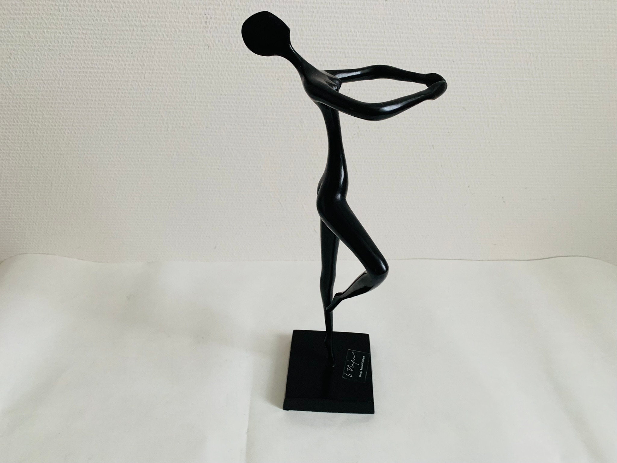 Bodrul Khalique pour Ikea : sculpture de danseuse de ballet Art déco en métal