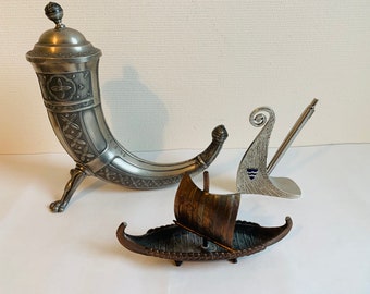 Set van 3 Aksel Holmsen tinnen drinkhoorn Vikingboot en pennenhouder