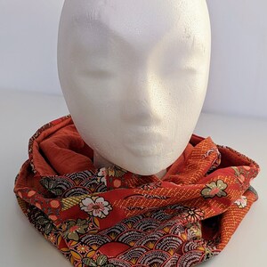 Snood Double Tour Femme, Motif Japonais Yin Rouge et Double Gaze Écureuil Touche Dorée, Fait Main en France image 7