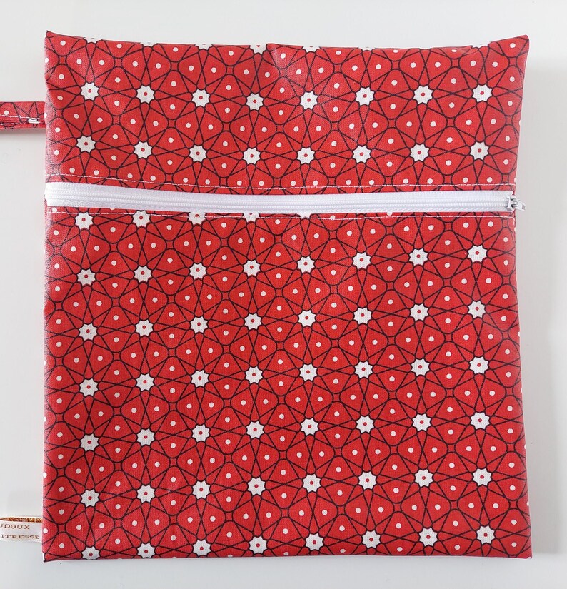 Pochette Imperméable à Maillot de Bain, 9 Motifs Homme ou Femme, Idéale pour la Piscine, Fait Main en France Personnalisé Mosaïk Rouge