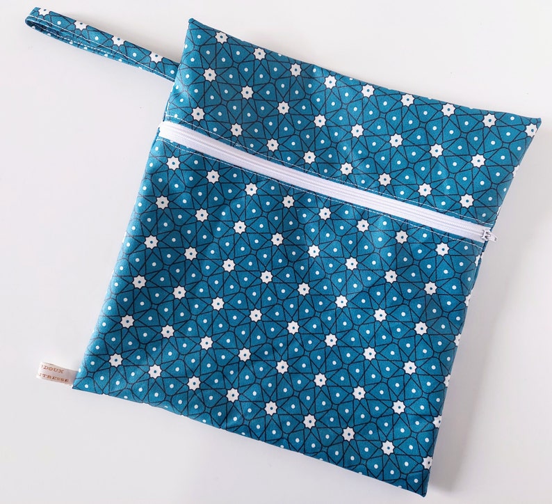 Pochette Imperméable à Maillot de Bain, 9 Motifs Homme ou Femme, Idéale pour la Piscine, Fait Main en France Personnalisé Mosaïk Bleu