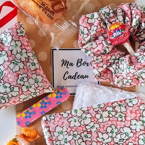 Geschenkbox für kleine Mädchen – Haargummi, Bio-Lavendel, Tücher, Süßigkeiten und Leckereien