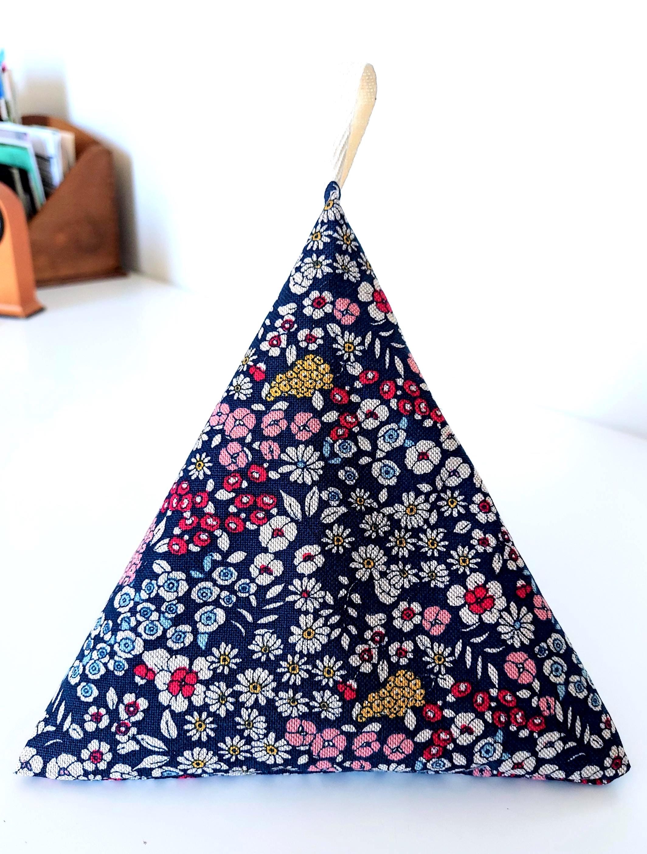 リバティ風の花柄生地を使用した手作りのドアストッパー - Etsy 日本