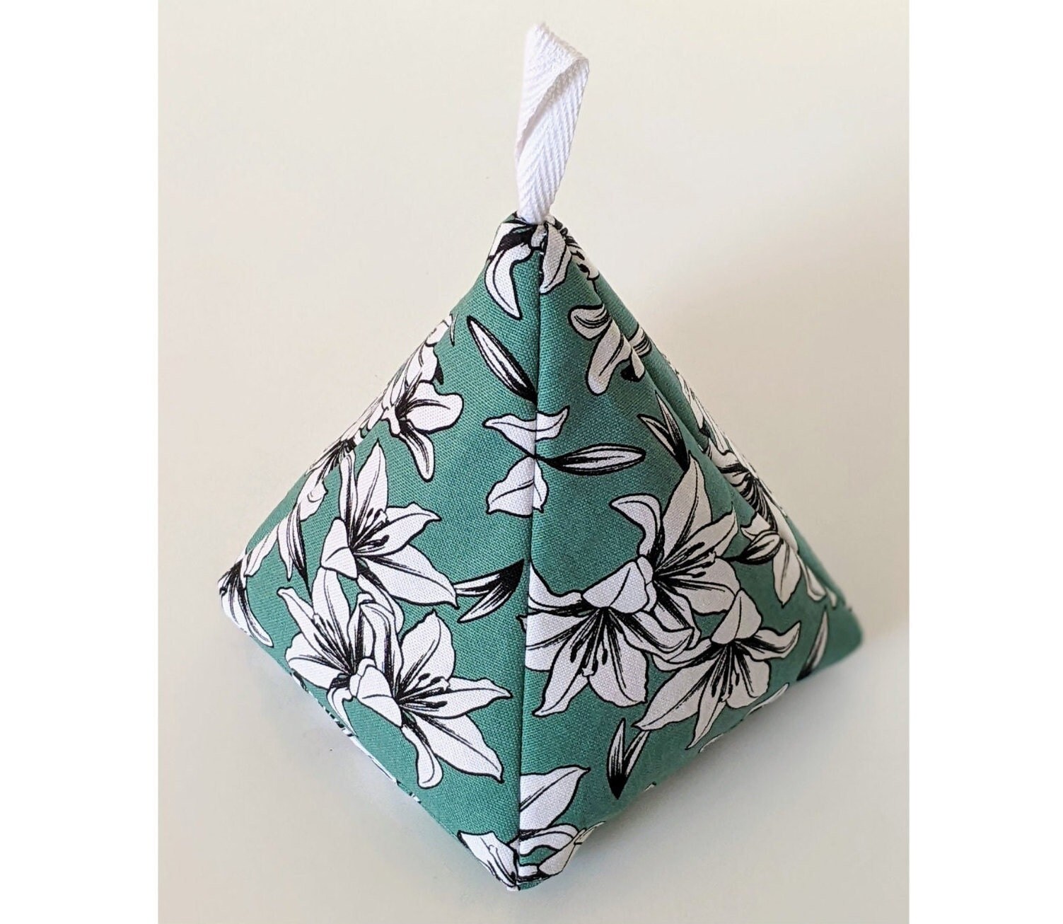 Cale Porte en Tissu Toile de Coton Vert, Motif Lys Blanc, Forme Pyramide, Fait Main France Personnal