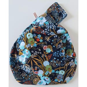 Wendbare japanische Handtasche – aus floralem Harmoniestoff – handgefertigt in Frankreich