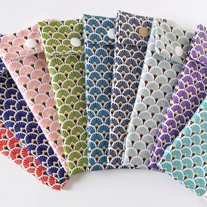 Könnte beinhalten: Ein Set aus drei Keramikbechern mit gesprenkelter, matter Oberfläche. Die Becher sind in den Farbtönen Creme, Hellgrau und Dunkelgrau gehalten. Jeder Becher hat ein schlichtes, minimalistisches Design, ideal für Kaffee oder Tee.