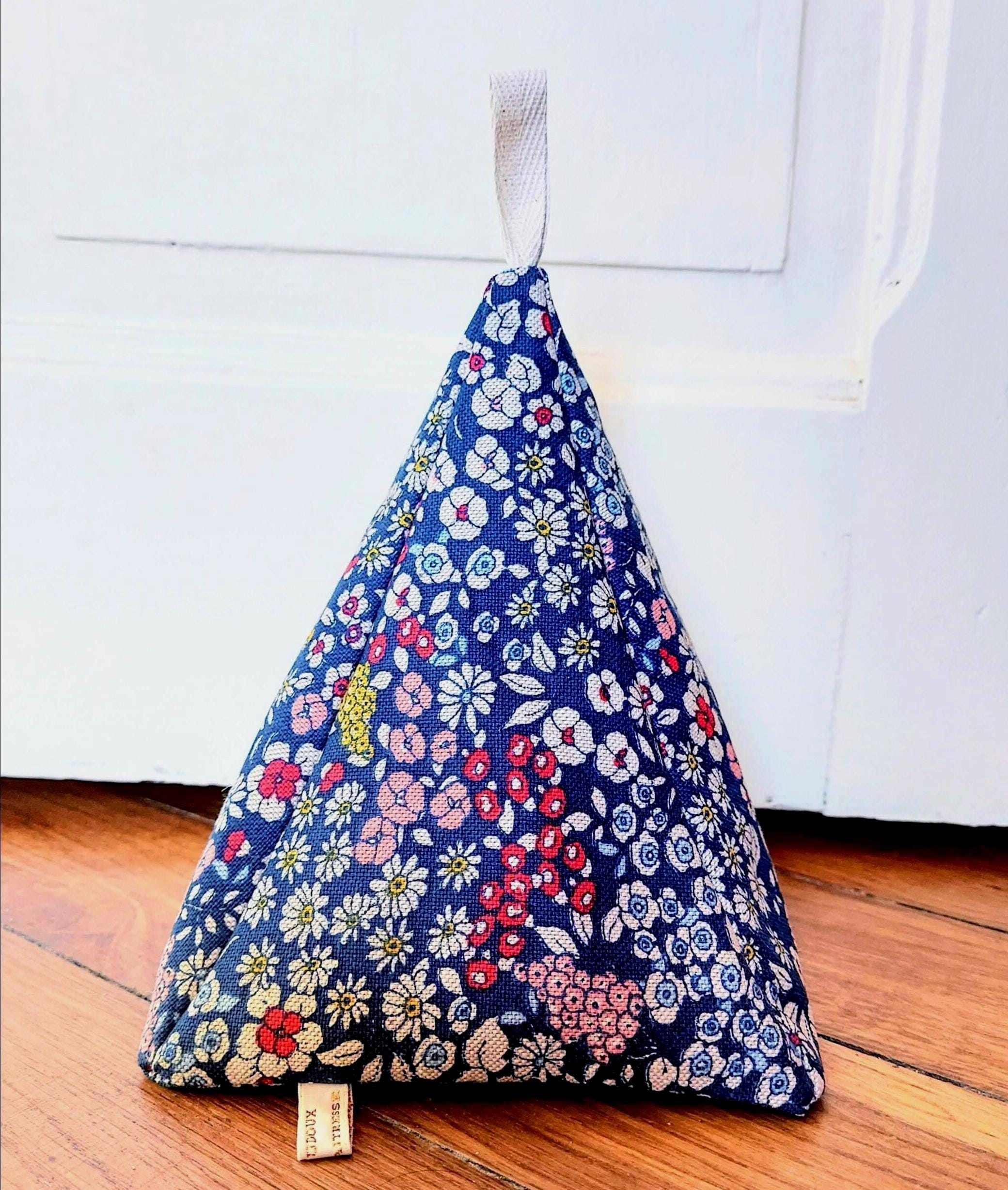 リバティ風の花柄生地を使用した手作りのドアストッパー - Etsy 日本