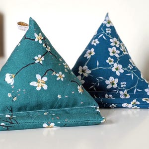 日本の花柄生地を使用した、スマートフォン、電子書籍リーダー、タブレット用サポートクッション