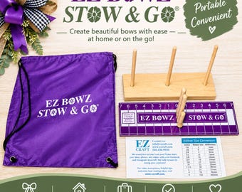 Op de afbeelding: Een paarse tas met trekkoord met de tekst EZ BOWZ STOW & GO, een houten basis met drie verticale deuvels, een paarse acryl liniaal met maataanduidingen en een witte informatiekaart met een tabel voor lintmaten.