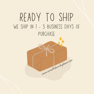 Op de afbeelding: Een bruin pakket gebonden met touw en versierd met gouden sterren. De tekst "READY TO SHIP" en "WE SHIP IN 1 - 3 BUSINESS DAYS OF PURCHASE" wordt boven het pakket weergegeven. De tekst "www.wreathdecorbydawn.com" wordt onder het pakket weergegeven.