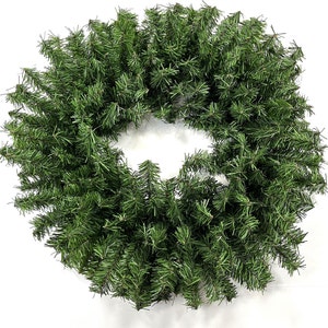 Op de afbeelding: Een groene kunstmatige kerstkrans gemaakt van dennentakken.