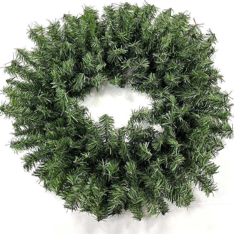 Op de afbeelding: Een groene kunstmatige kerstkrans gemaakt van dennentakken.