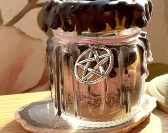 Frasco de hechizo de protección sellado con cera de vela negra para desterrar la negatividad y la brujería.
