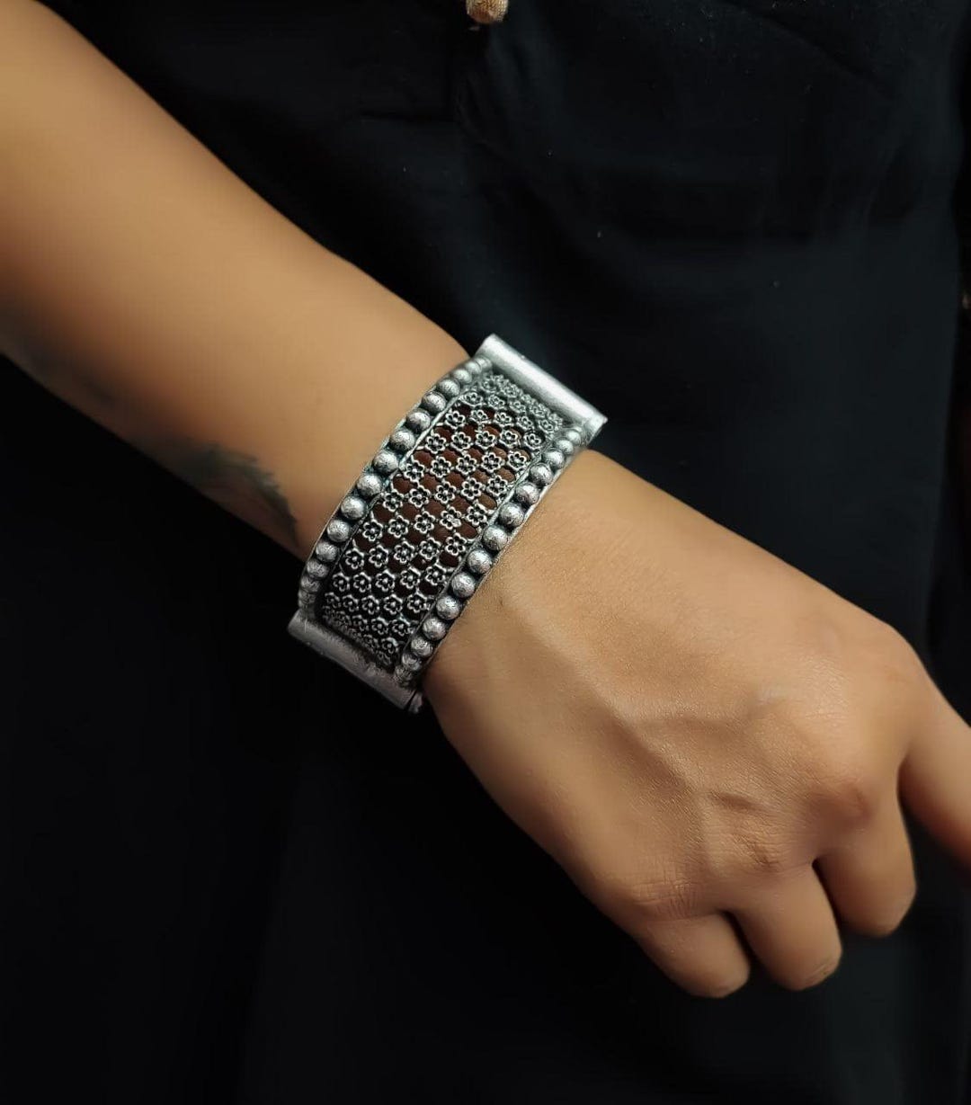 Brazalete de plata oxidada: estilo indio, estilo vintage España