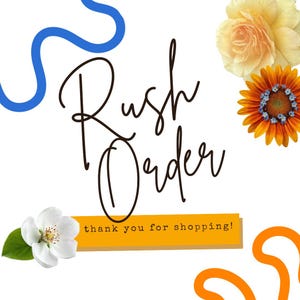 Pu&ograve; includere: Sfondo bianco con le parole "Rush Order" in elegante scrittura. Il testo &egrave; accompagnato da accenti floreali, tra cui una rosa gialla, un girasole arancione e un fiore bianco. Un banner recita "thank you for shopping!"