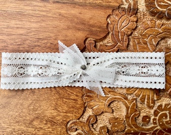 Modern Wedding Garter, minimal bridal garter with off white Floral Lace, keepsake garter for brides, gift for bridal shower