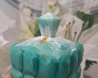 Elegante tarro de resina artesanal con aspecto de mármol verde, dorado y blanco