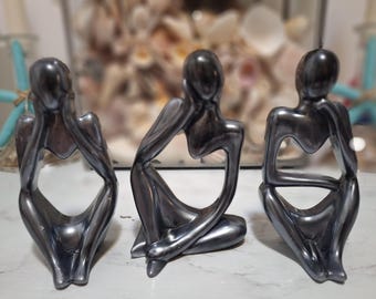 Conjuntos de estatuas/figuras de pensadores hechas a mano en resina metálica con acabado en peltre plateado.