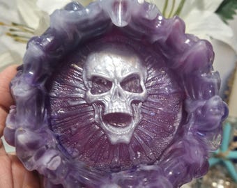 Cenicero o plato de baratijas con calavera de resina gótica morada hecho a mano