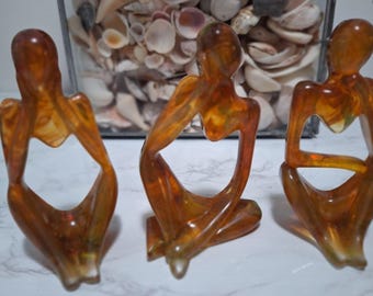 Conjuntos de estatuas/figuras de pensadores hechas a mano en resina, tono marrón café.