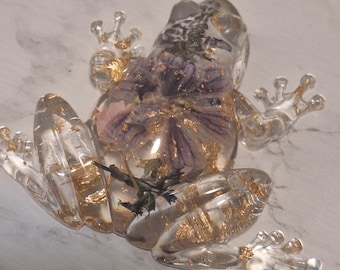 Figura de rana con flores de resina epoxi hecha a mano / Decoración de rana / Flores moradas y rosas