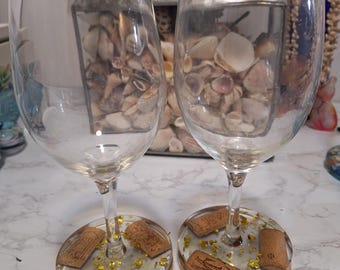 Juego de copas de vino con posavasos de corcho incorporado.